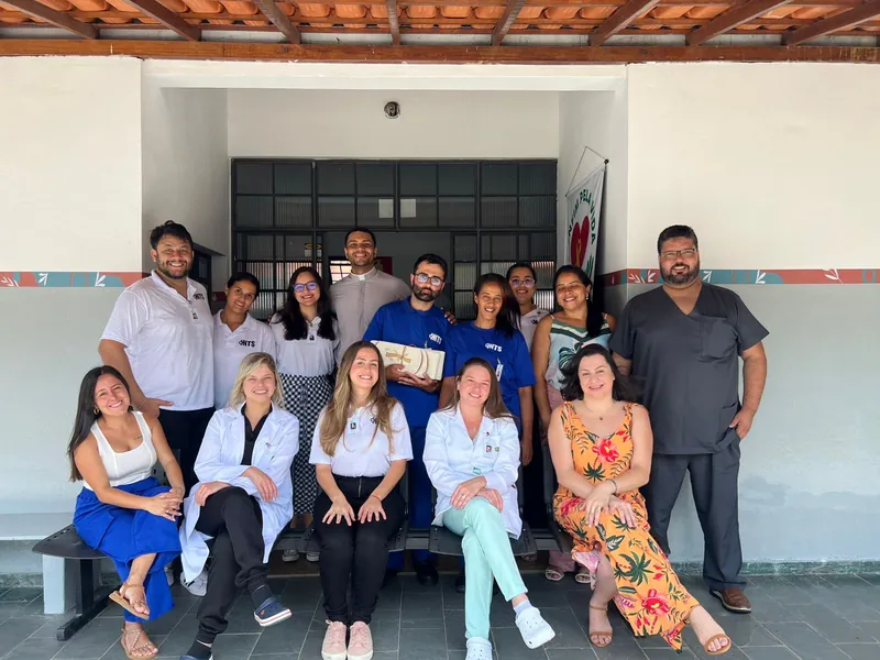 Equipe do CAPS I Unidos pela Vida reunida na entrada do serviço