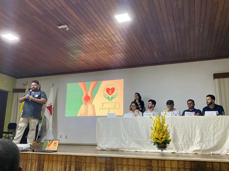 Dr. Sérgio discursa no palco do lançamento da campanha Bonfim pela Vida, com autoridades à mesa