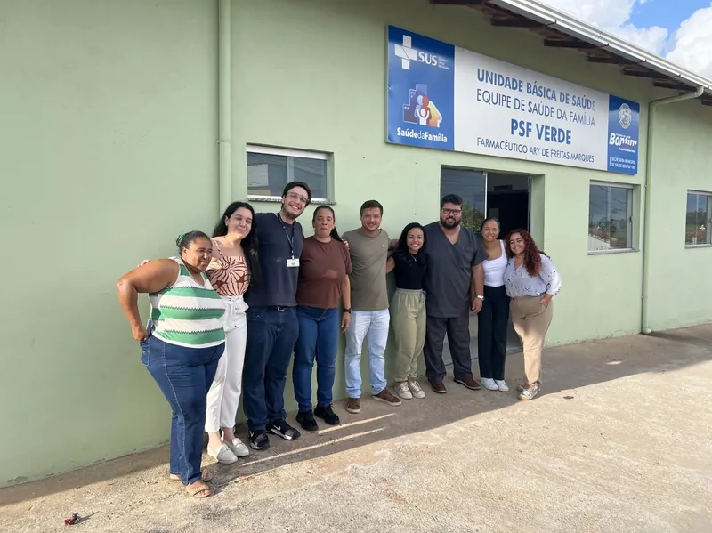Dr. Sérgio com acadêmicos de Medicina no PSF Verde