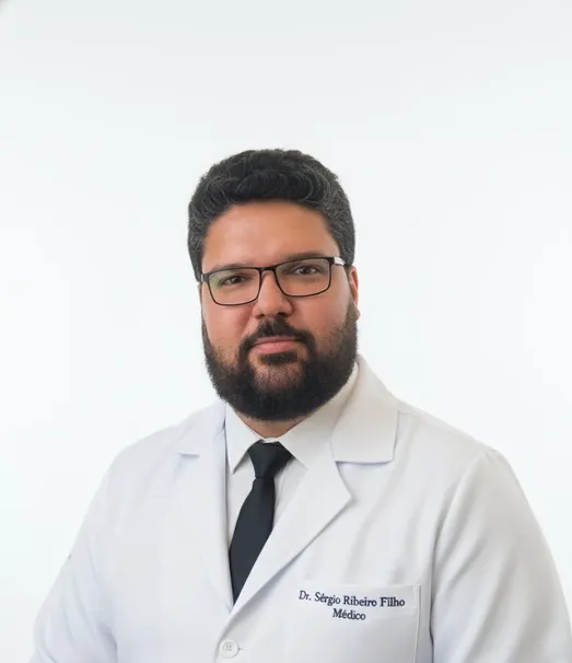 Dr. Sérgio Ribeiro Filho de jaleco e gravata