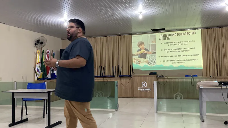 Dr. Sérgio apresenta slide sobre o transtorno do espectro autista em um auditório